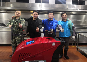 大型集團(tuán)餐飲連鎖公司食堂油煙機(jī)、油煙管道、排煙罩、防火板清洗